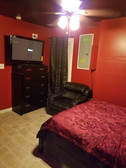 bedroom queen size bed