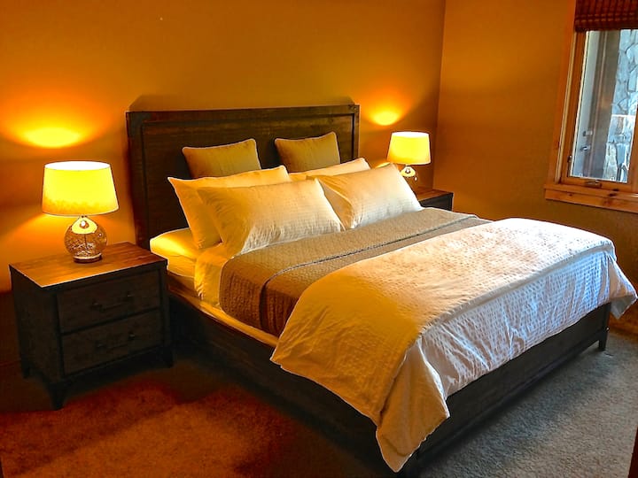King Bedroom...you can see the mountains from bed. This one has an ensuite with soaker tub and stand up shower.