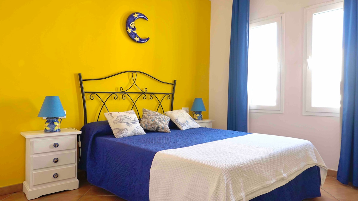 Spálňa s manželskou posteľou a vlastnou kúpeľňou