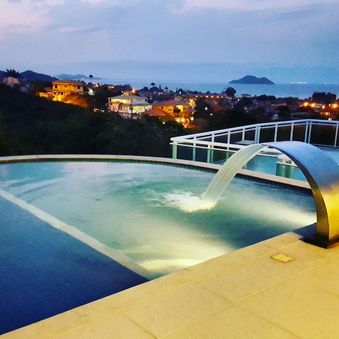 Piscina com a vista do entardecer.