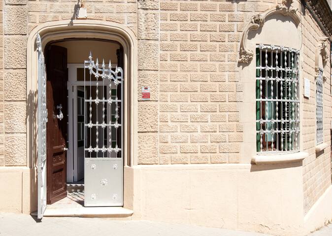 Modernist villa,private garden & pool in Barcelona gallery image 5