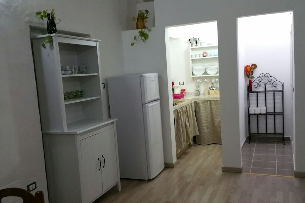 Soggiorno, lato bagno e cuncinino