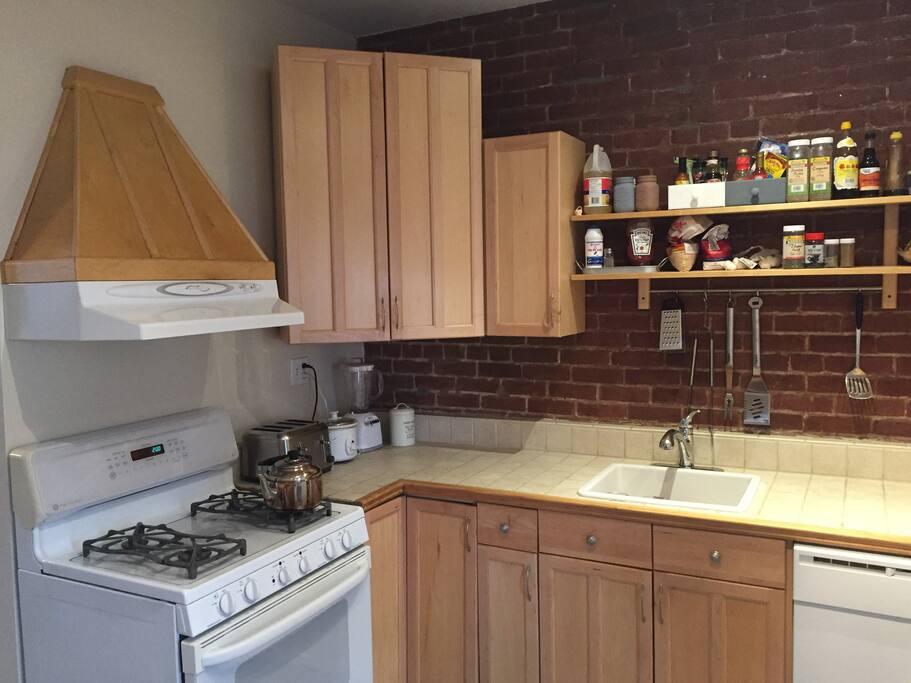 Kitchen with gas stove, dishwasher and fridge. Blender, toaster and rice cooker avaliable.