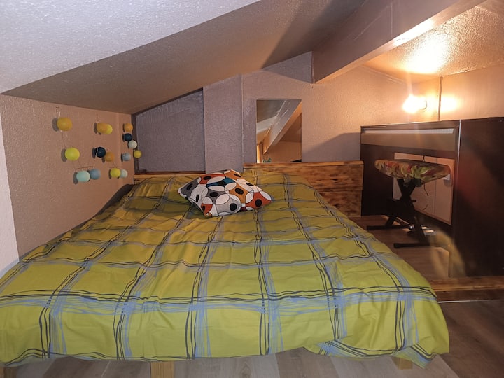 غرفة نوم ميزانين يتم الوصول إليها بواسطة درج 
سرير مريح جدًا 140*190 سرير 
مع بيانو متاح