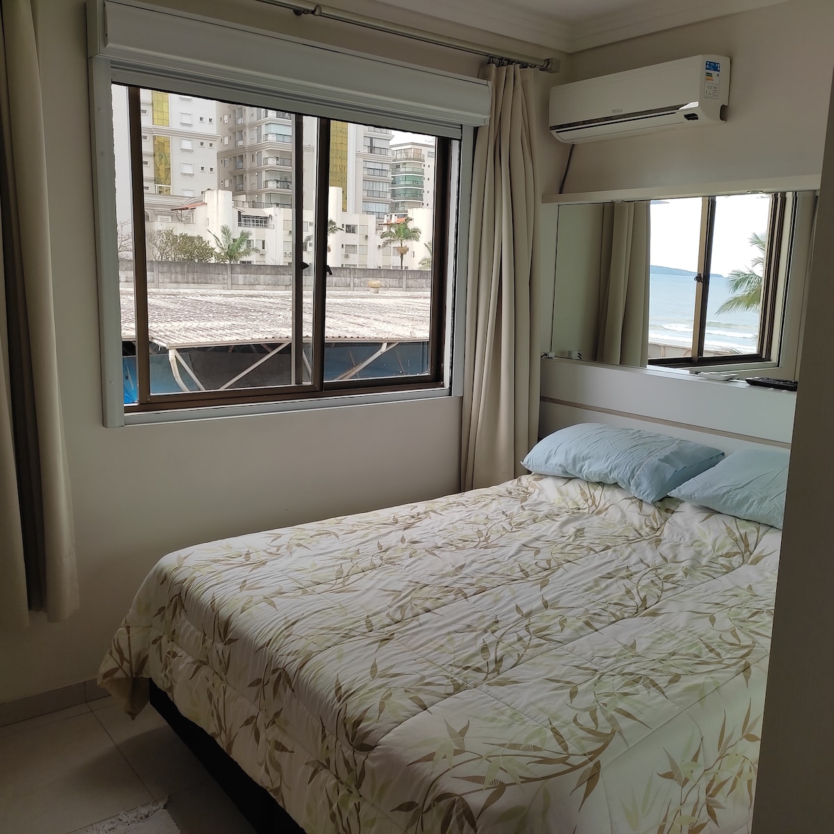 ห้องสวีทพร้อมเตียงควีนไซส์ตู้ทีวี 