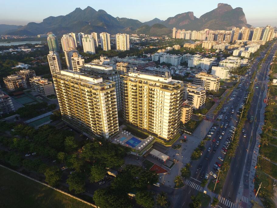Aérea do Barrabella, em primeiro plano, e ao longe a Pedra da Gávea e Pedra Bonita