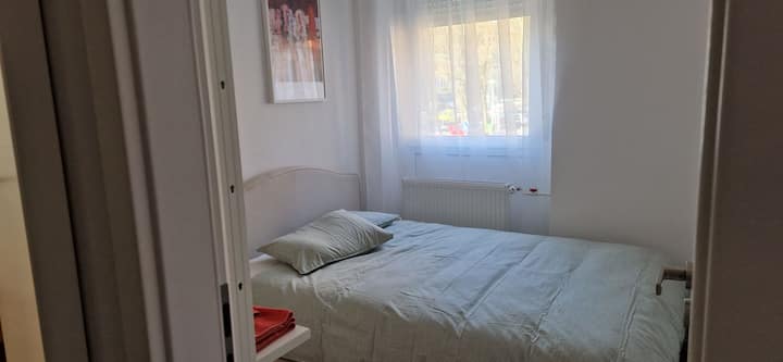 Dhomë gjumi më e vogël me krevat 140x200 për 2 persona