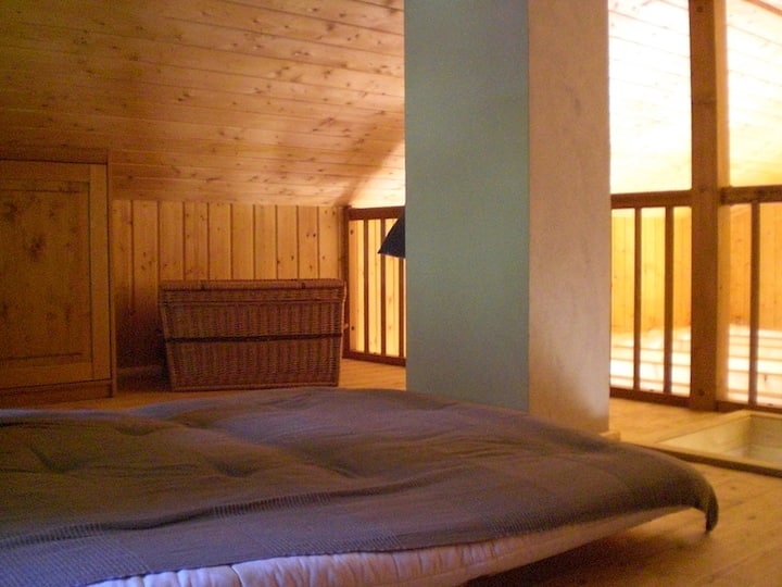 Лофтът за спане (включително спалното бельо) е достъпен чрез сгъваемо стълбище.