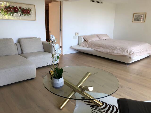 Honeymoon House in Hollywood Hills gallery image 5