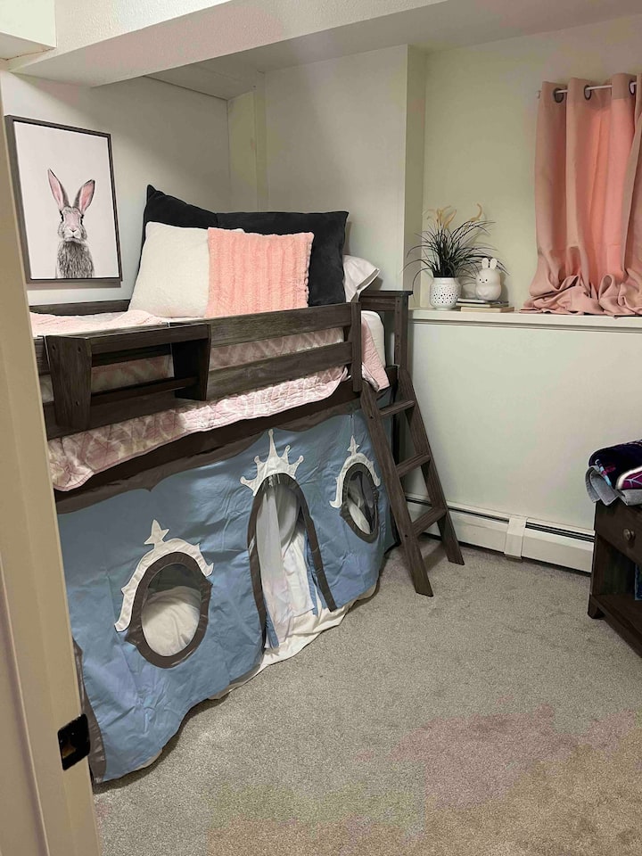  Twee lage stapelbedden. Onderste bed heeft een lage hoofdspeling en de totale gewichtslimiet is 300 pond, dus dit is alleen voor kinderen. Er is een commode in de kamer met planken indien nodig 