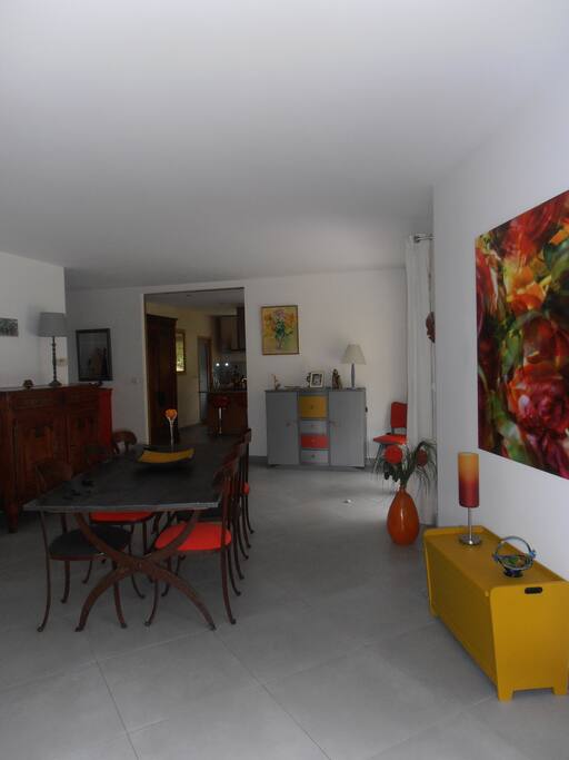 Salle à manger donnant sur la cuisine