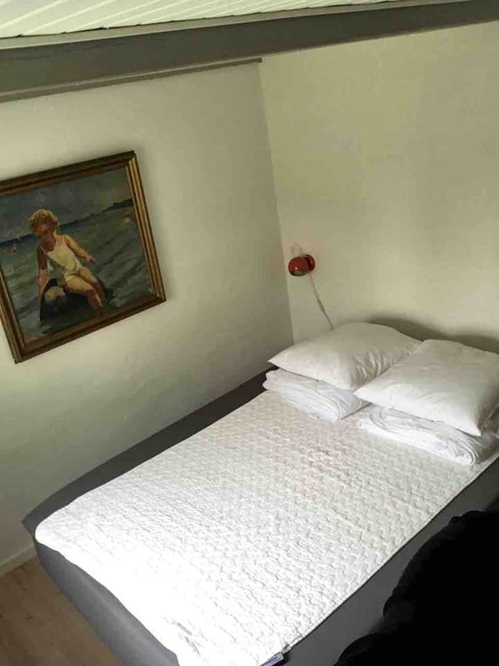 El tamaño de la cama del dormitorio pequeño: 140x200.