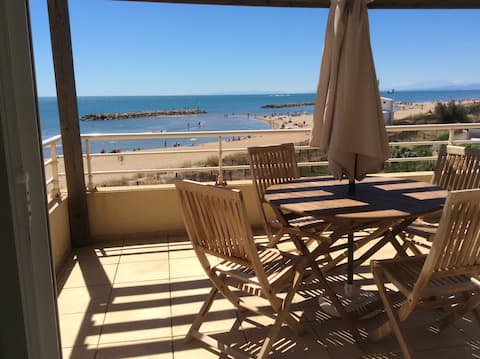 Successful Airbnb property: Beach apartment, feet in the water! in Valras Plage