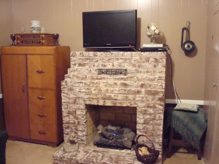 Living space with Fireplace, TV, DVD, Wi-Fi, Mini Fridge & Coffee Maker