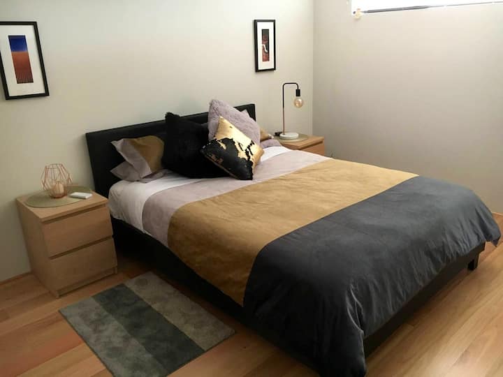 一张标准双人床 