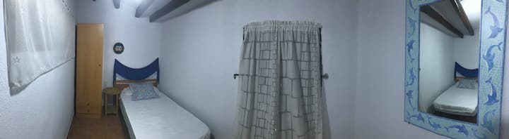 Ოთახი 4:(90), აივანი ზღვის ხედით, გარდერობი და კომოდი