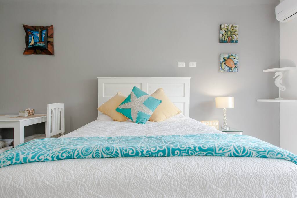 Comfortable queen bed, with nice bed linens, bed sheets, and pillows.