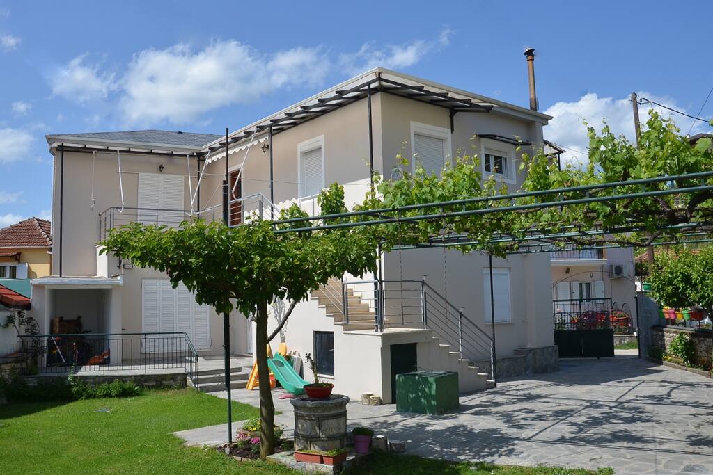 Εξωτερική άποψη, χώρος στάθμευσης εντός του οικοπέδου