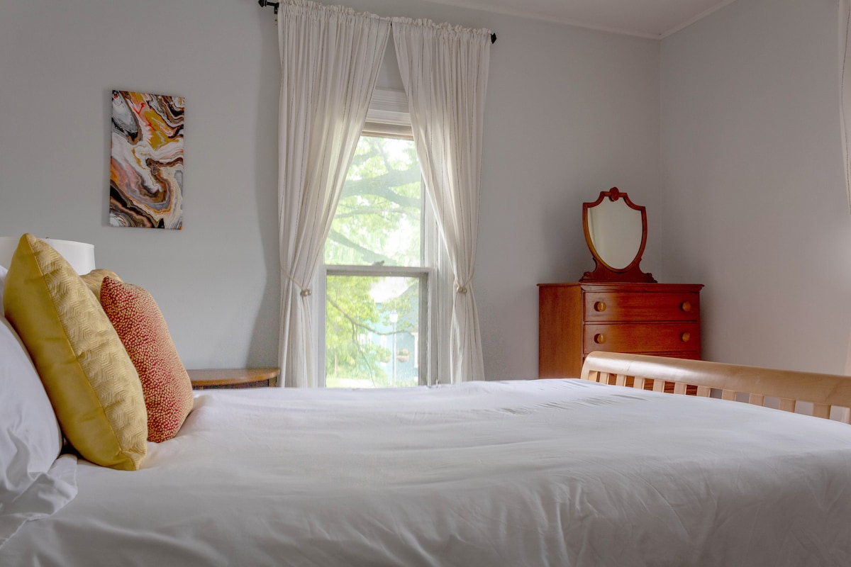 Svi naši kreveti imaju plahte od bambusa koje su nevjerojatno mekane na dodir. Posteljina od bambusa također je udobnija od tradicionalnih kreveta jer je prozračnija. Posteljina od bambusa prirodno je antibakterijska i antibakterijska.