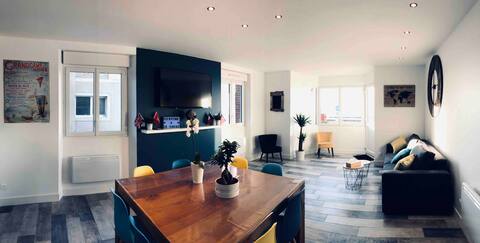 8-10 person waterfront cottage in the heart of the Beaches.