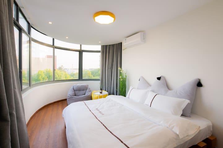 Vanilla / Proverbs B&B / Upscale Villa Area / Oversized Glass Window Sun Room / Disney Free Transfer / Line 11 Subway Station / 2 Breakfasts
