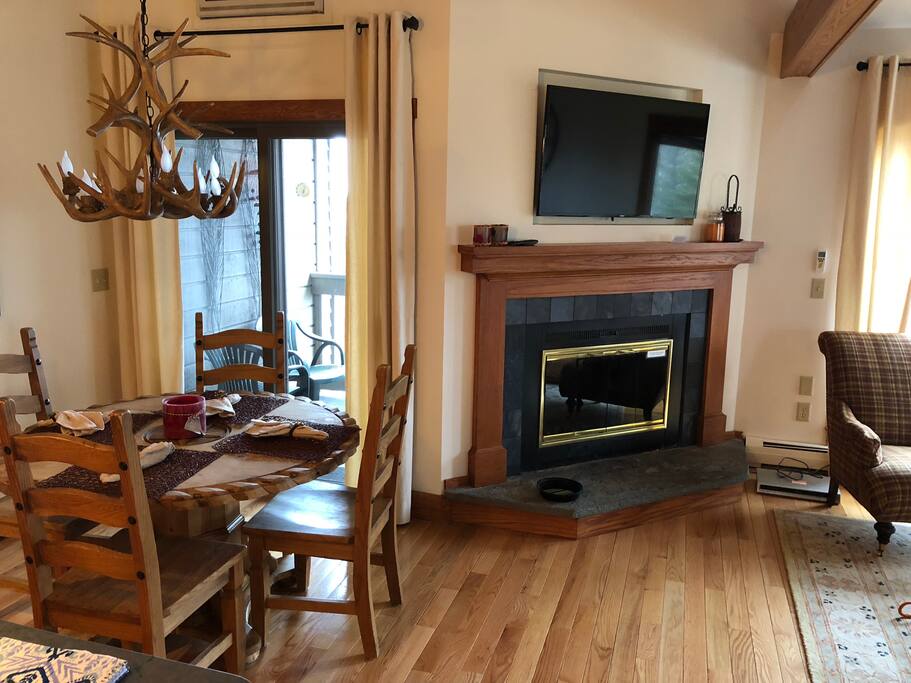 Living Room / Fireplace