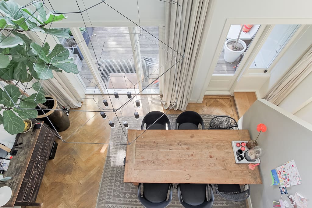 High ceilings, entresol