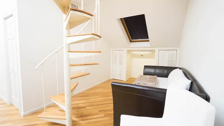 Спалня №4 - разполага с двойно - дневно легло с още едно двойно легло под него.