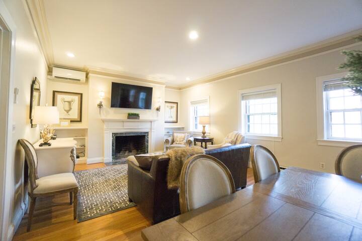 Large 3.5 BR|2 BA Penthouse Duplex gallery image 4