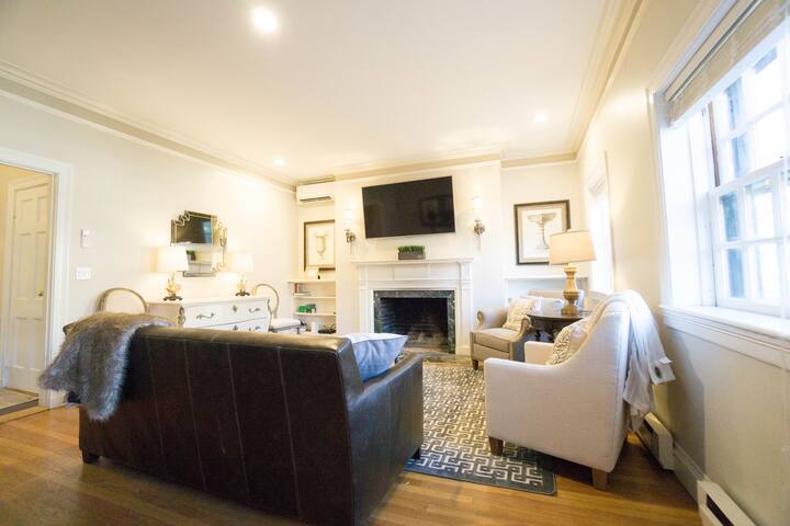 Large 3.5 BR|2 BA Penthouse Duplex gallery image 5