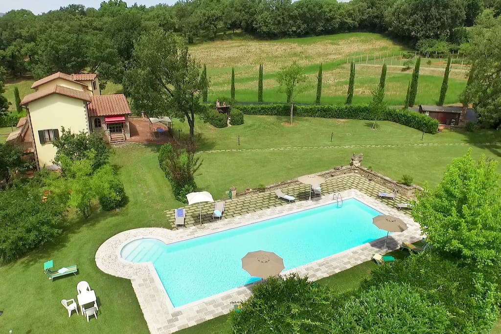 Vista aerea della villa con piscina