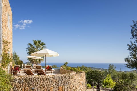 Top Airbnb: Panoramic Sea view Villa with infinity edge pool in Santa Eulària Des Riu