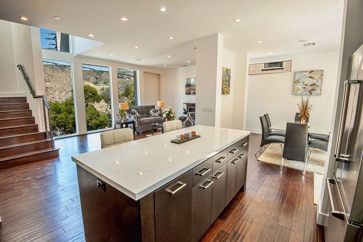 Stunning New Modern in Hollywood Hills! gallery image 2