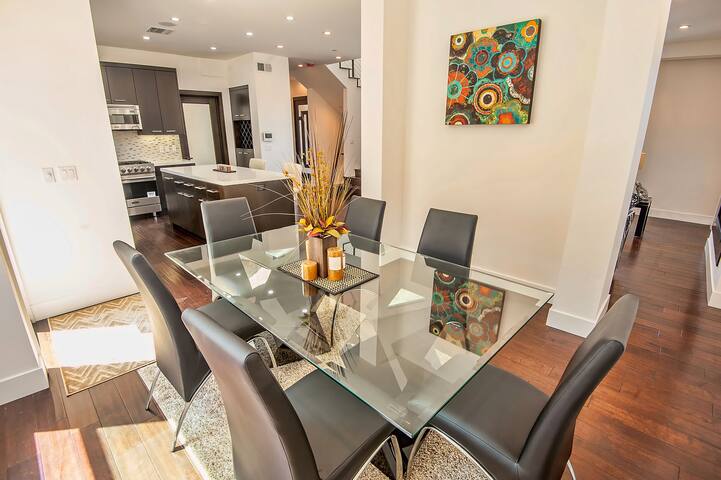 Stunning New Modern in Hollywood Hills! gallery image 3