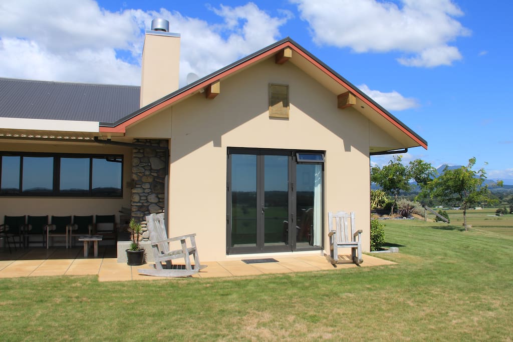 Guest wing, direct entry, adjoining outdoor covered area.