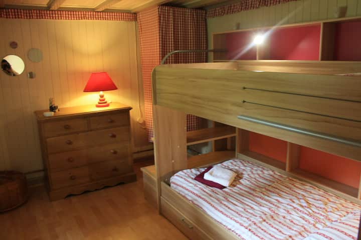 Chambre 3. Lits superposés style chalet / Bedroom 3: chalet style bunk beds 