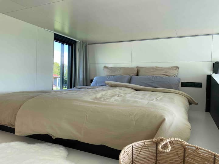 2x 80x200 single mattresses, fixed & medium-style with slatted base. Window for fresh air and passage with mosquito blind.