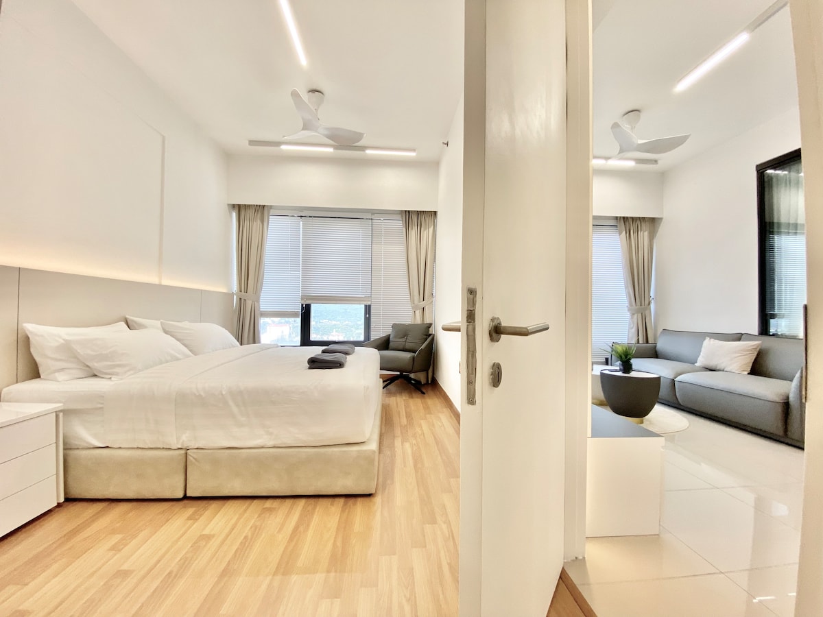 Dormitorio 1 (ubicado a la izquierda de la sala de estar con pared de concreto) - Una cama king