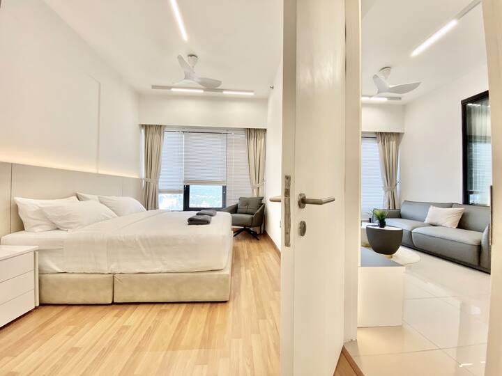 Dhoma e gjumit 1 (ndodhet në anën e majtë të sallës së ndenjjes me mur betoni) - Një krevat dopio "king"