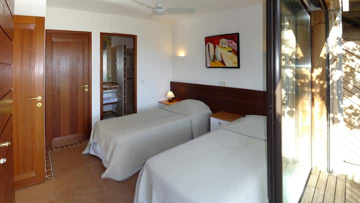 La chambre de l'étage du haut installée avec deux lits 90X200.