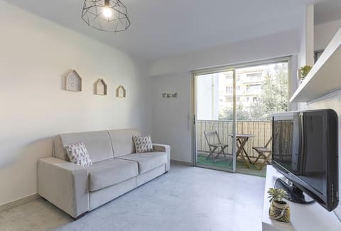 F1 moderne au calme avec balcon et à 100m du tram