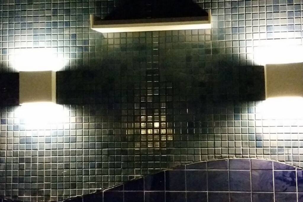 Iluminação de alto padrão na área da piscina