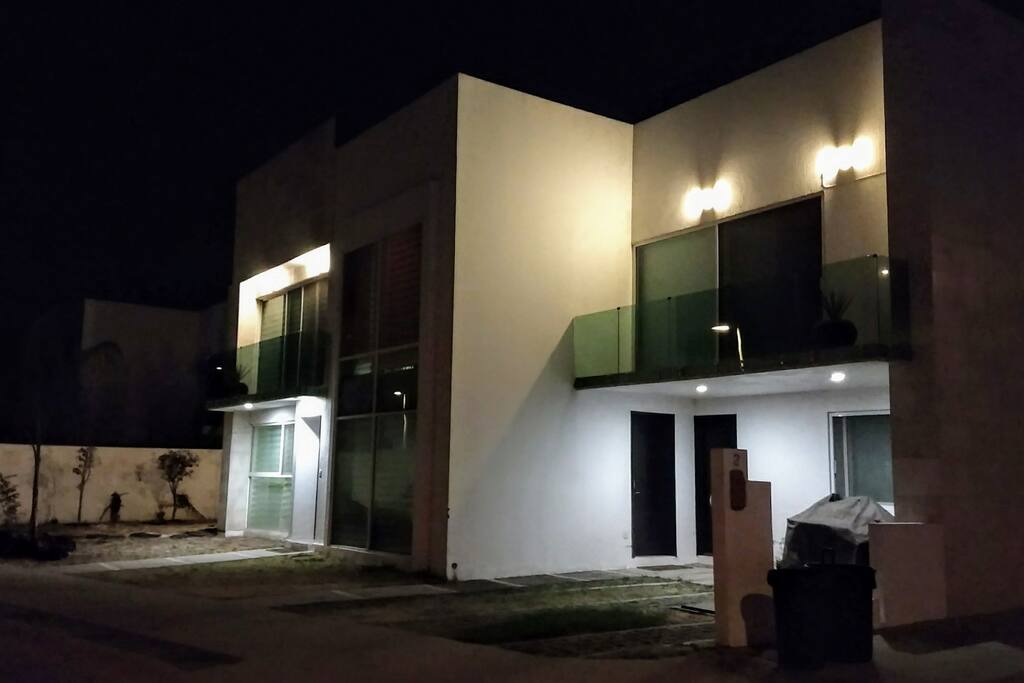 Night view of the house where you can see your keyless acess door. I´m in the process of finishing the exterior japanese garden // Vista de noche de la casa, donde se puede ver la puerta con acceso digital. Estoy en el proceso de terminar el jardín japonés exterior.