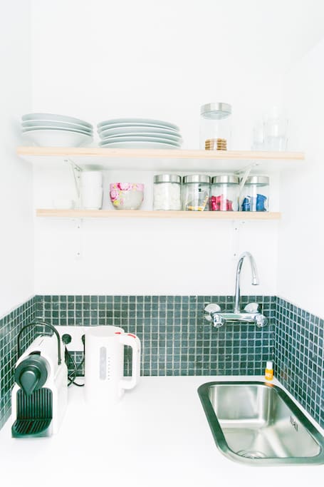 Kleine kitchenette, met koffie- en theefaciliteiten