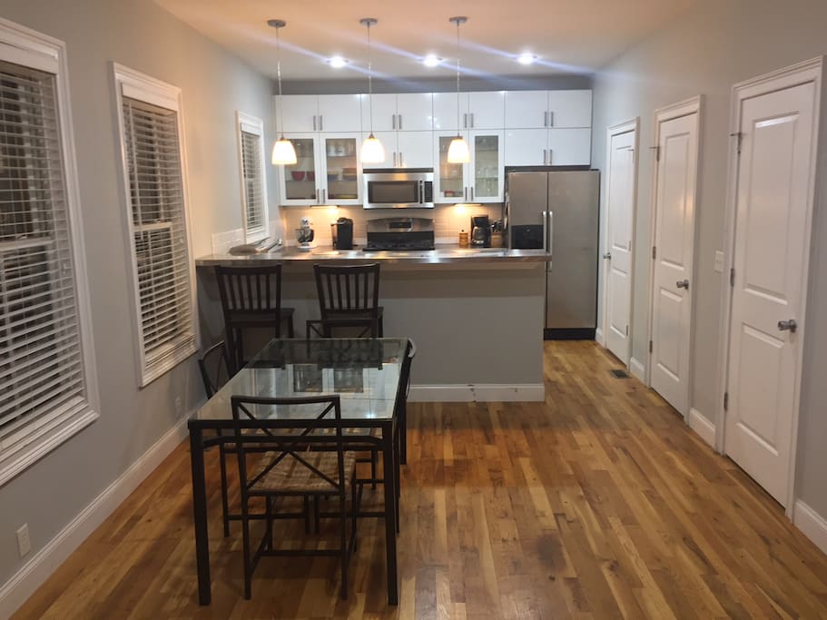 Full Kitchen & Dining Area