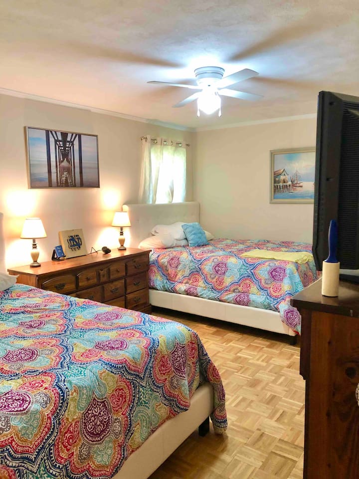 Hlavná spálňa má 2 manželské postele a mnoho živých farieb. Je tiež pripojený k hlavnej kúpeľni. 