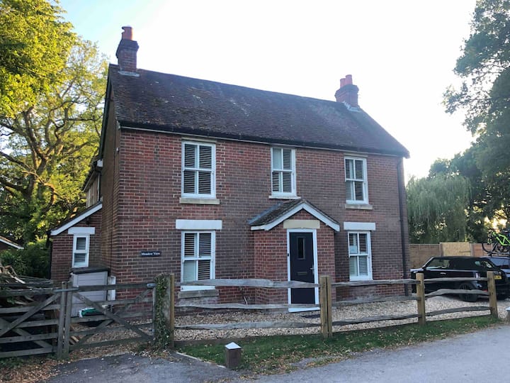 Stunning character home with hot tub in Hampshire Houses for Rent in