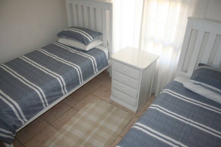 3 Bedroom Cottage Large – Sleeps 6 – C69 gallery image 5