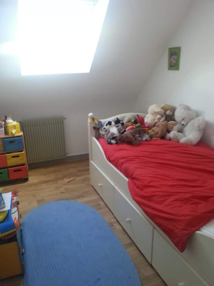 Cama individual en el cuarto dormitorio