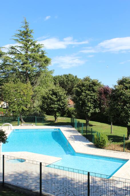 La piscine est familiale et calme